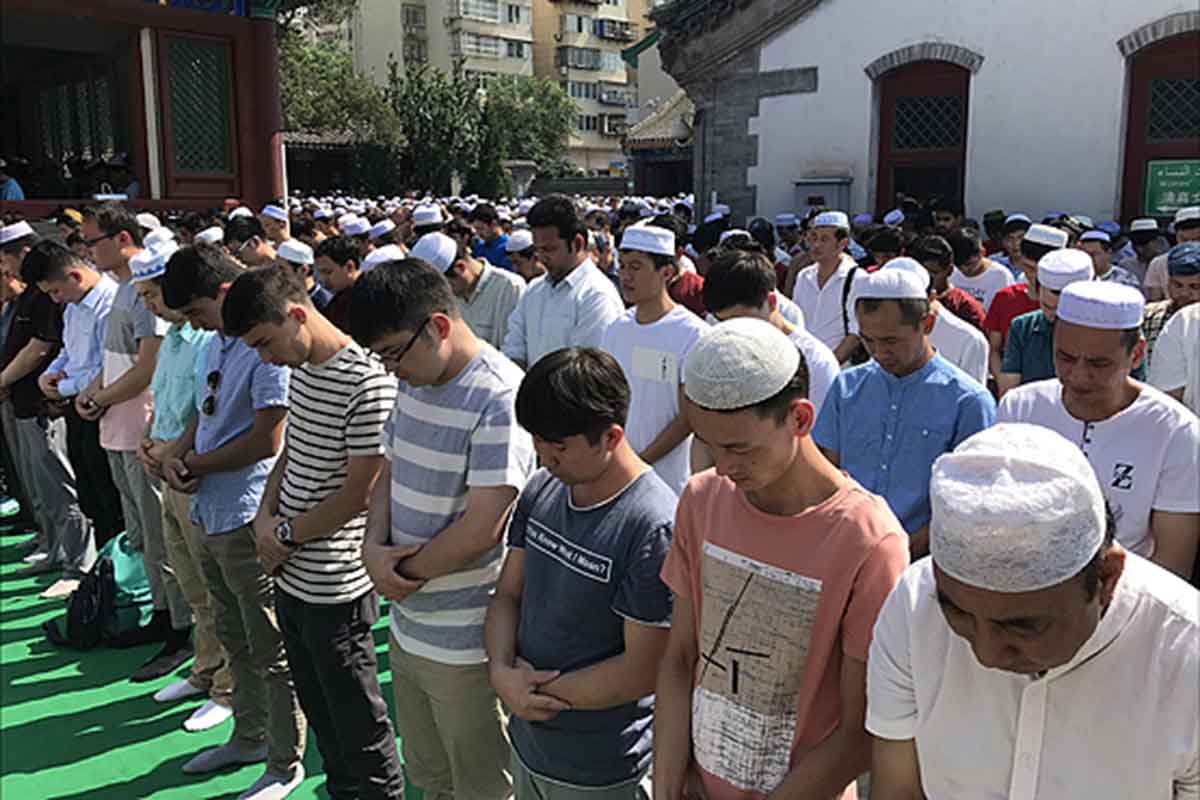 چینی های غیرمسلمان به صفوف نمازگزاران مسلمان پیوستن
