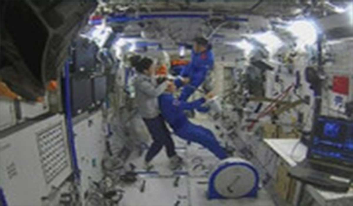کوتاه کردن موی فضانوردان در ایستگاه فضایی