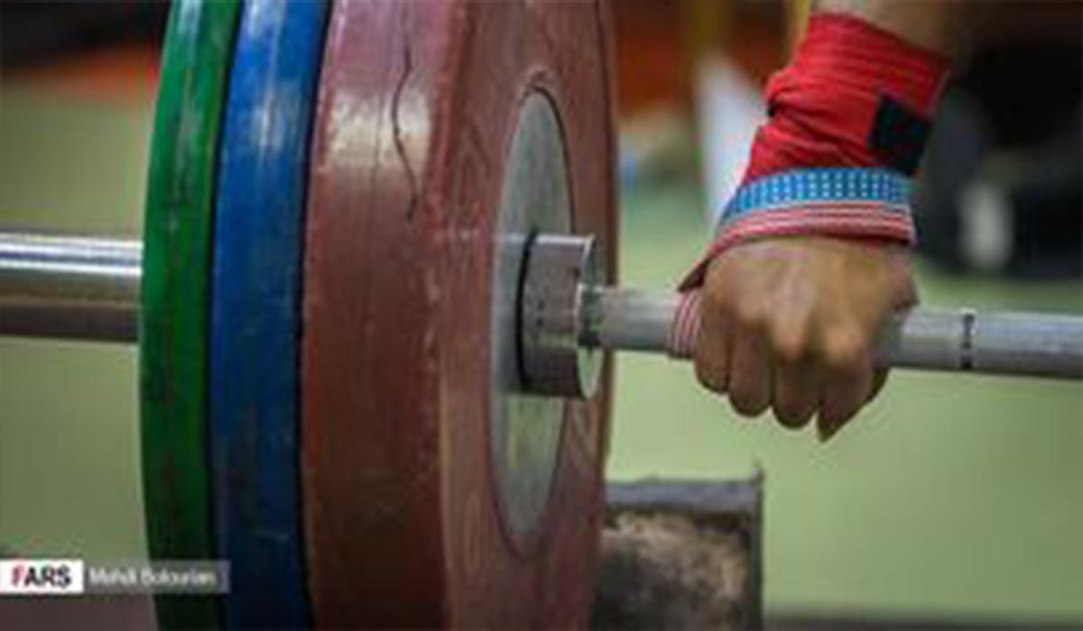 وزنه‌بردار ایرانی در هنگام وزنه‌زدن دستش شکست!