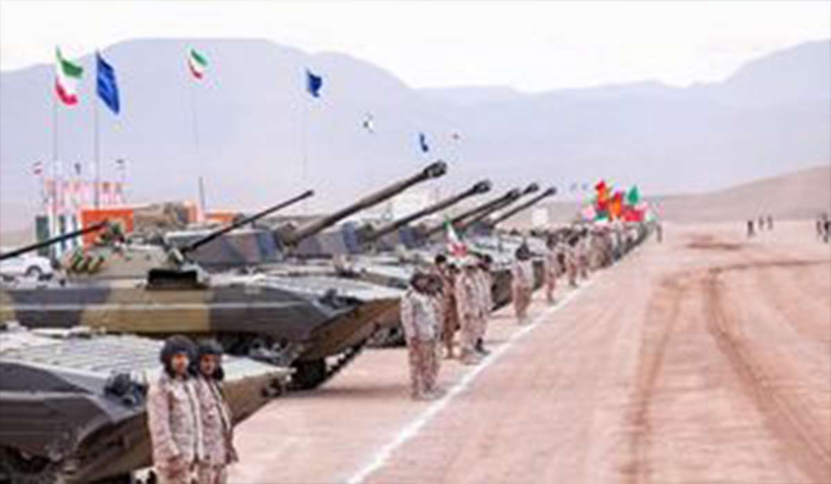 تصاویری از رزمایش تانک‌ها و هلی‌کوپترهای سپاه در کویر