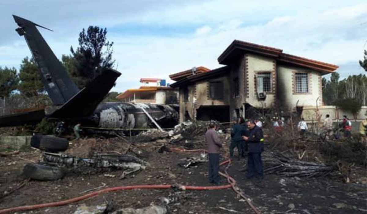 سقوط مرگبار هواپیمای ارتشی در منطقه مسکونی