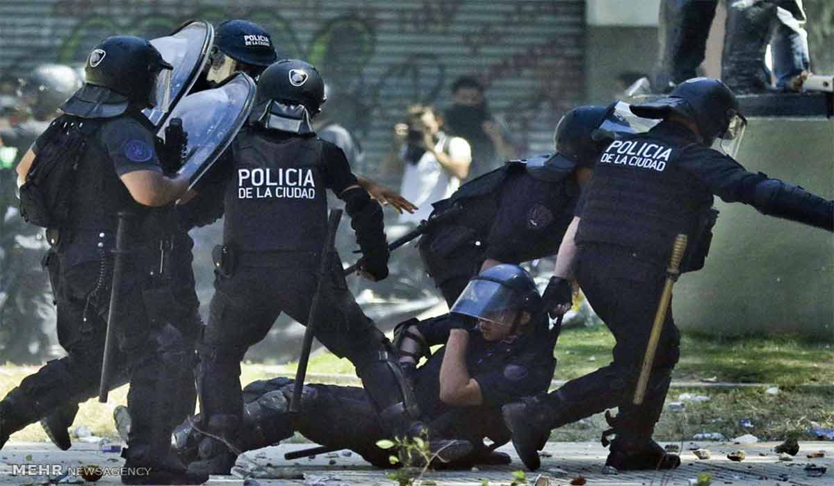 پلیس آرژانتین در محاصره معترضان!