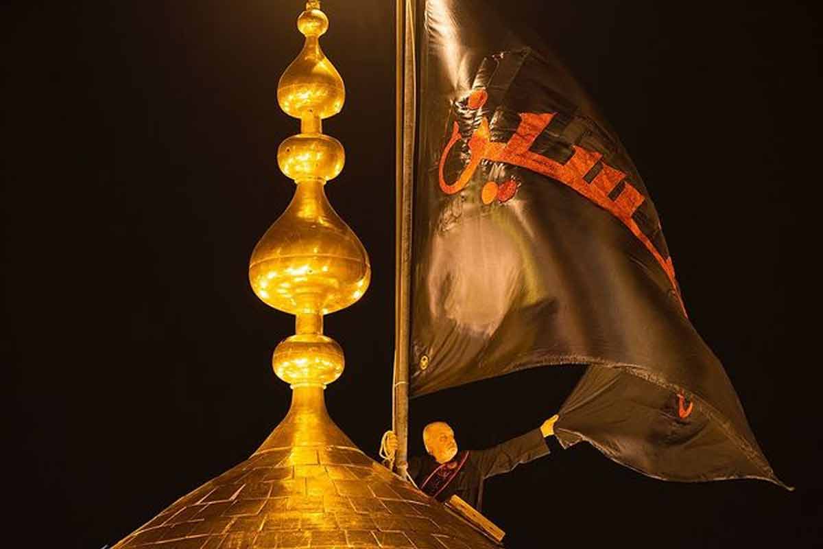 مراسم تعویض پرچم‌ حرم امام حسین علیه‌السلام