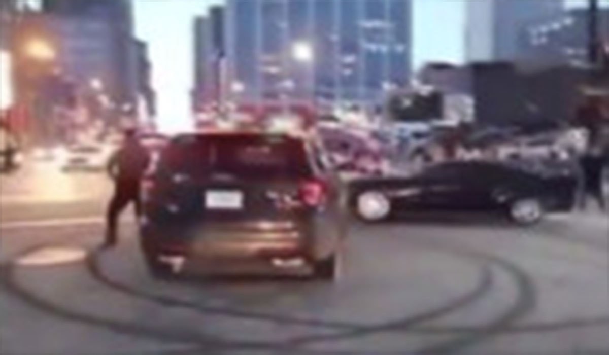 دردسرسازی راننده یک خودرو مقابل پلیس آمریکا!