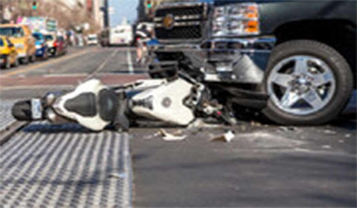 تصادف وحشتناک کامیون وسط خیابان و نجات معجزه‌آسای 6 نفر!