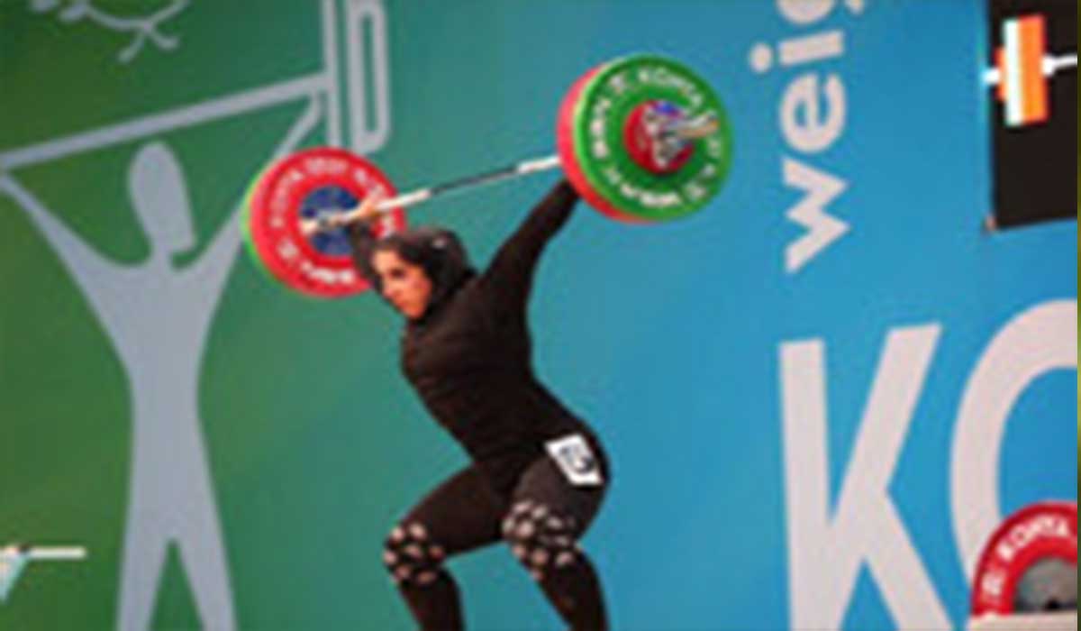 بلند کردن وزنه ۱۰۰ کیلوگرمی توسط سیده الهام حسینی در یکضرب و کسب مدال طلای بازی‌های کشورهای اسلامی
