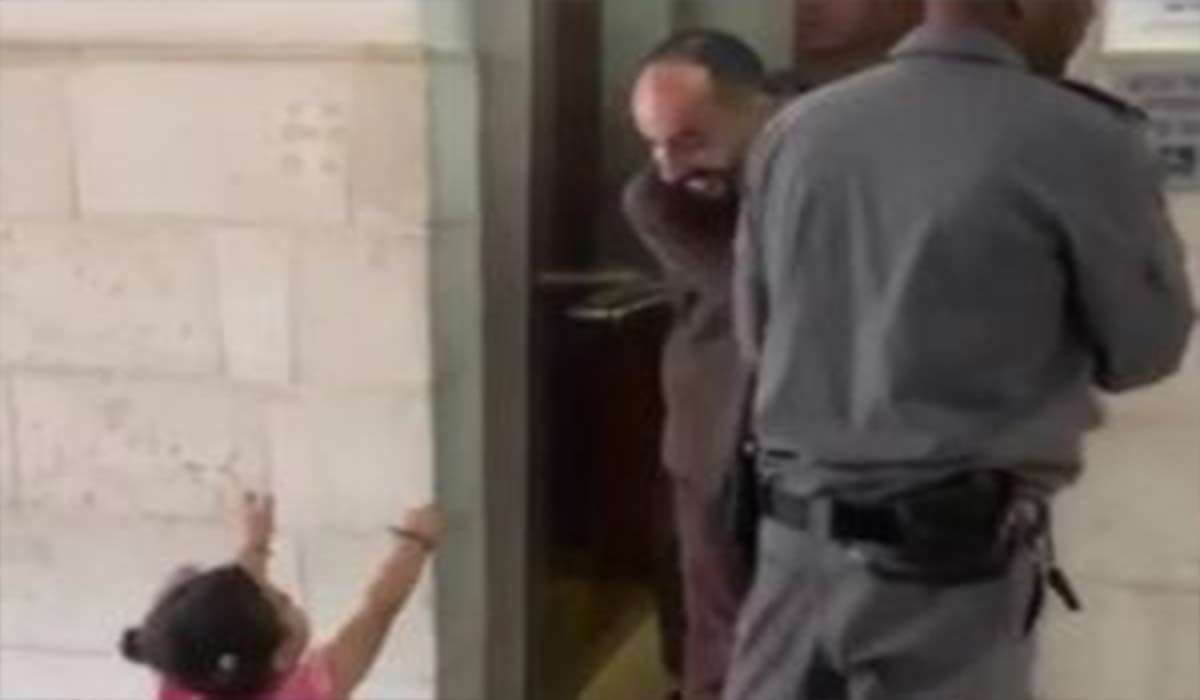 تلاش دختر اسیر فلسطینی برای در آغوش گرفتن پدر