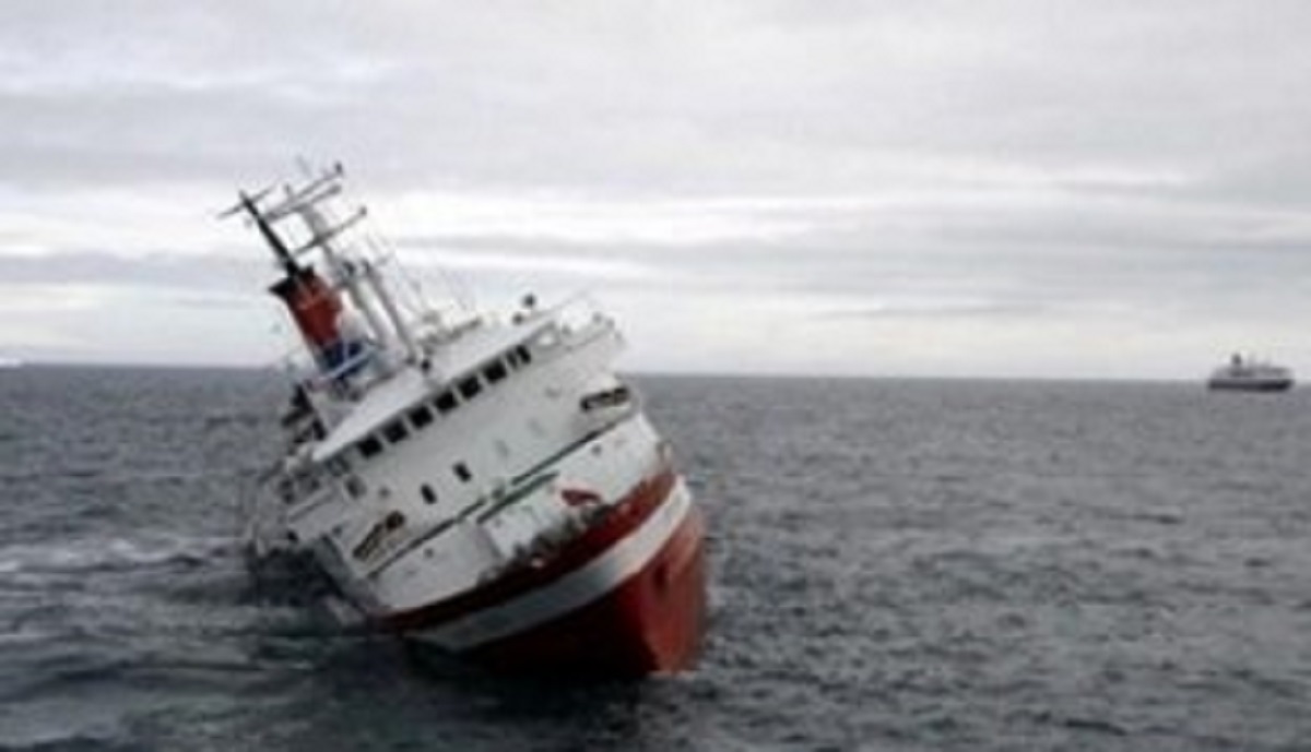 لحظه غرق شدن کشتی باری شباهنگ در دریای خزر