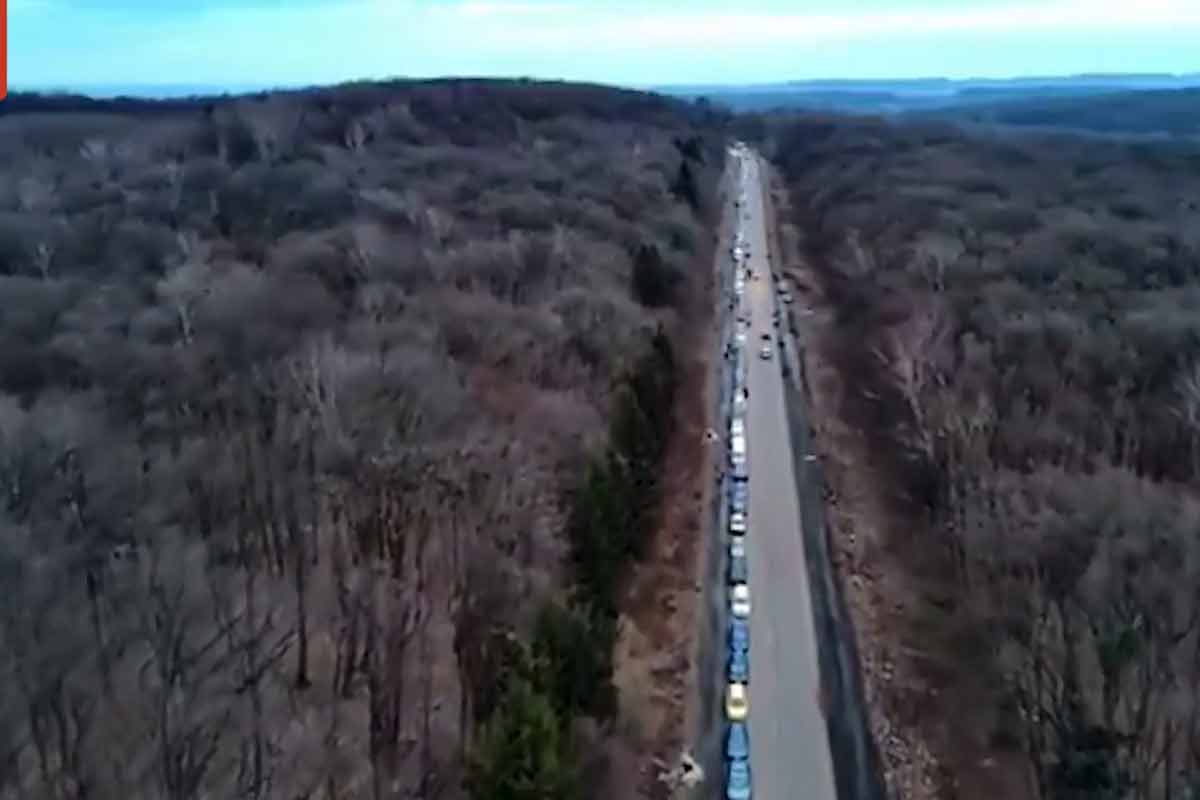 صف طولانی خودروها در مرز اوکراین به لهستان