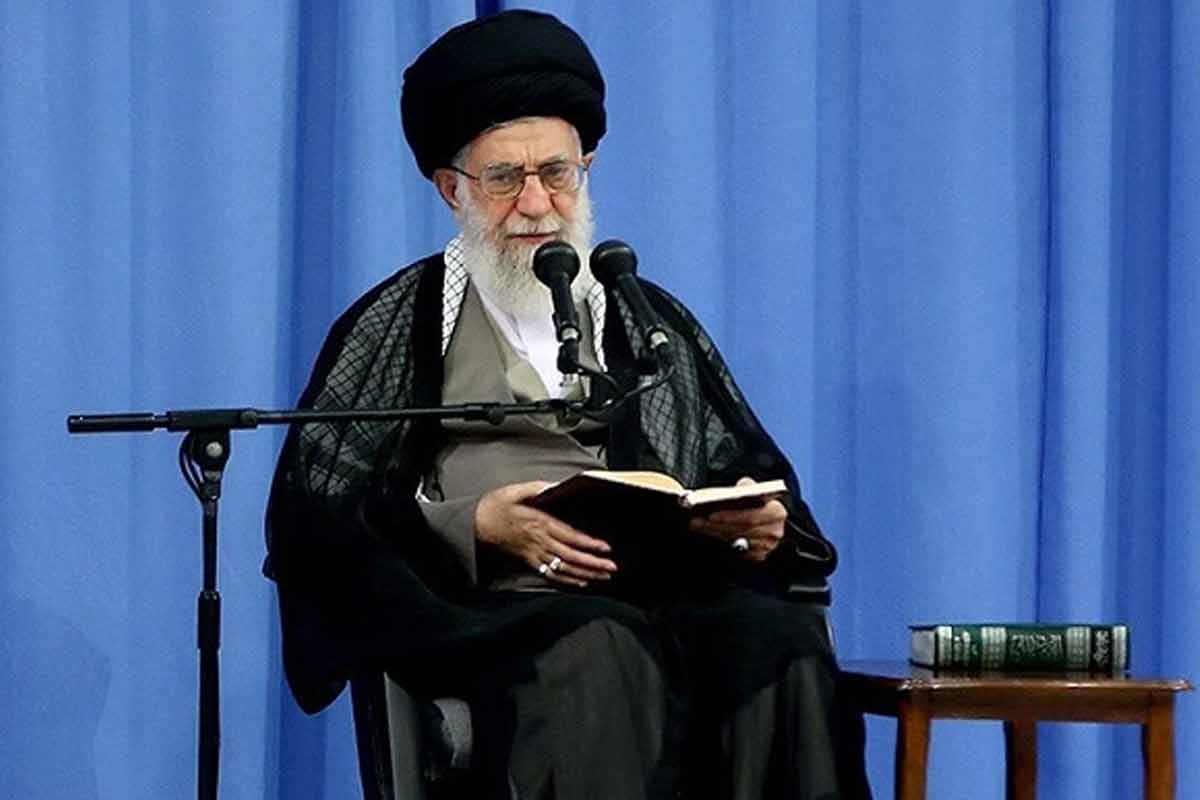 مردمی بودن به ادعا نیست باید مثل مردم زندگی کنیم/ امام خامنه ای