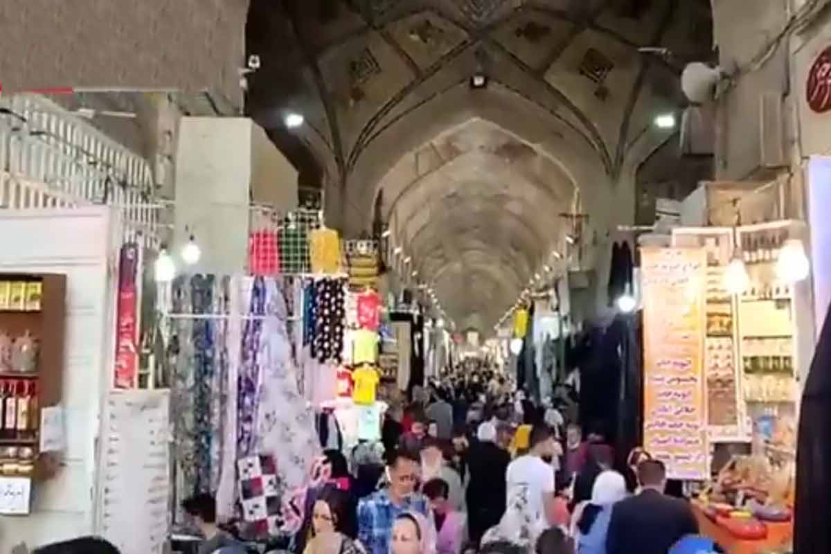 گردشگران نوروزی در بازار وکیل و سرای مشیر شیراز