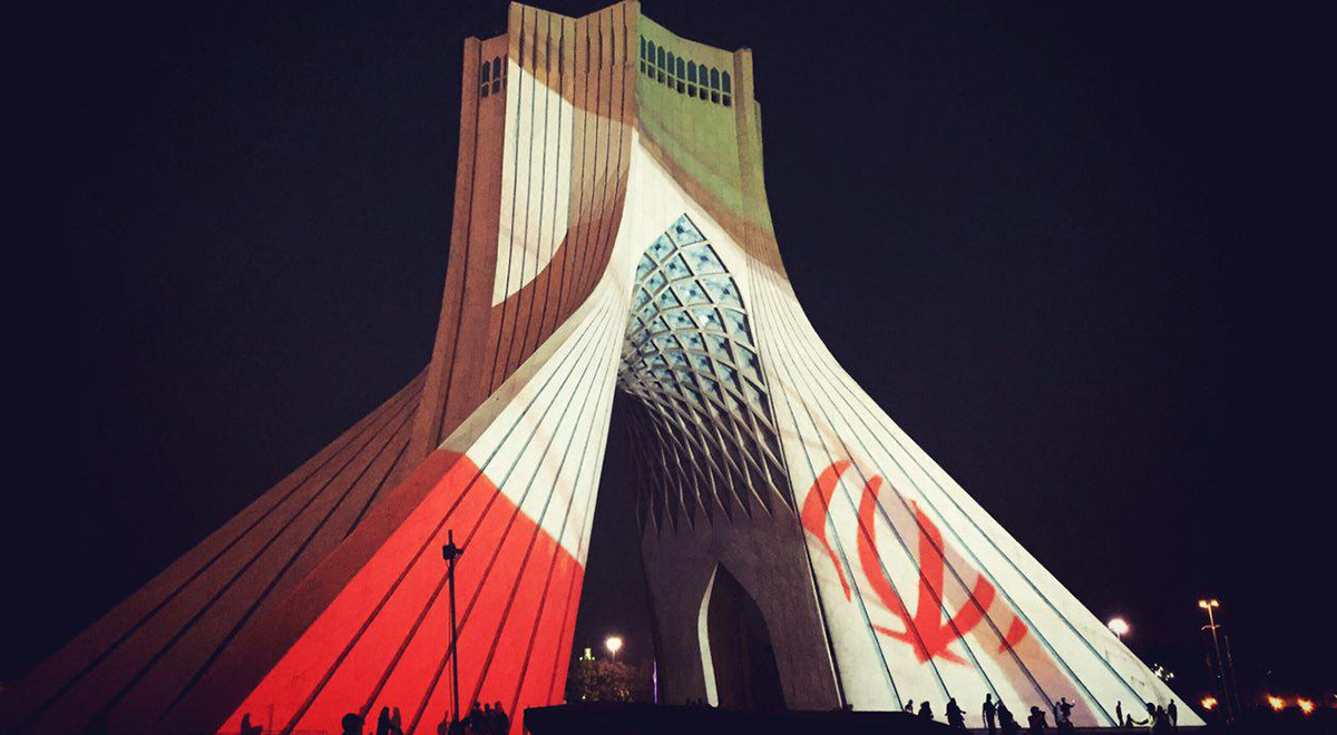 نورپردازی برج آزادی تهران در حمایت از بیماران مبتلا به کرونا