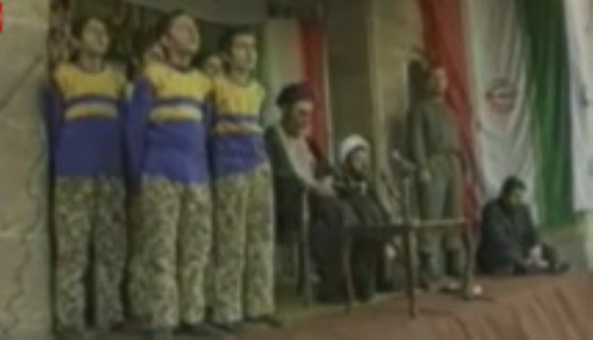 فیلمی از سرود نوجوانان در کنار رهبرانقلاب