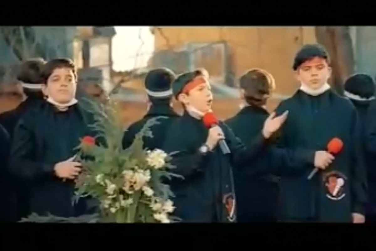 اجرای سرود «تسبیحات حضرت زهرا» در میدان تجریش تهران