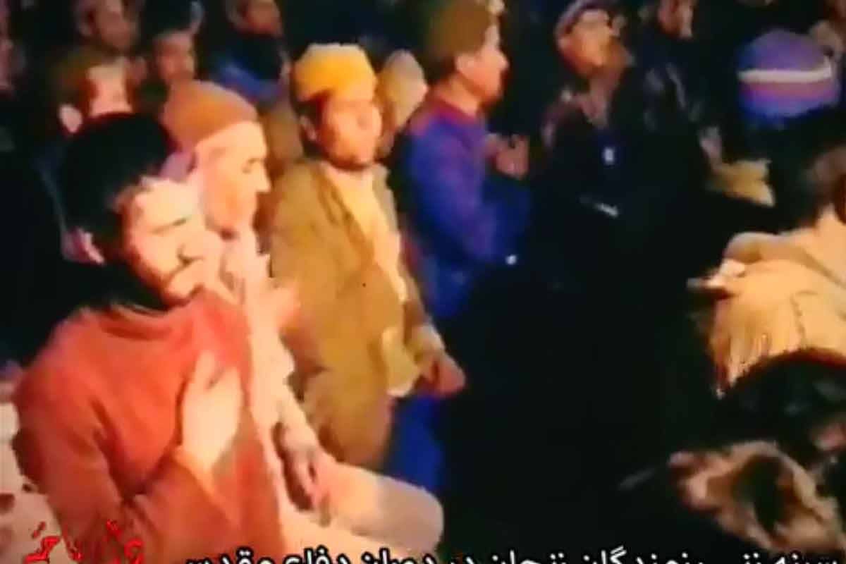 صحنه ای زیبا از مراسم سینه زنی رزمندگان استان زنجان در دوران دفاع مقدس