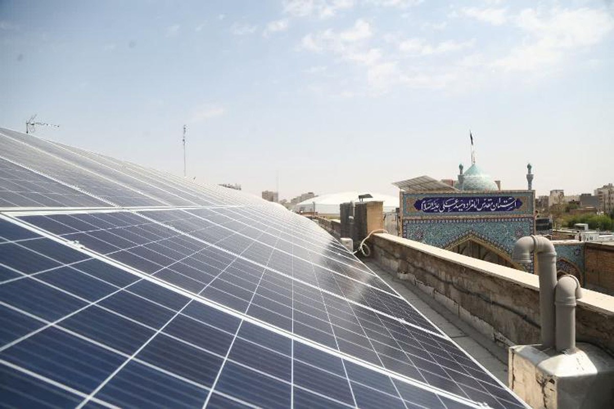 گزارش تصویری افتتاح نمادین 12 نیروگاه خورشیدی بقاع متبرکه استان قم در امامزاده سیدعلی قم