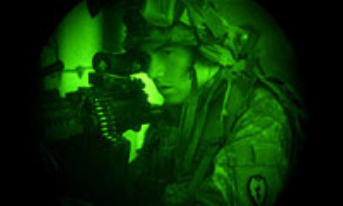 Командарм ночного видения. 1пн25 прибор ночного видения. Ultimate Night Vision тепловизор. Солдат с прибором ночного видения. Прибор ночного видения для охоты на утку.