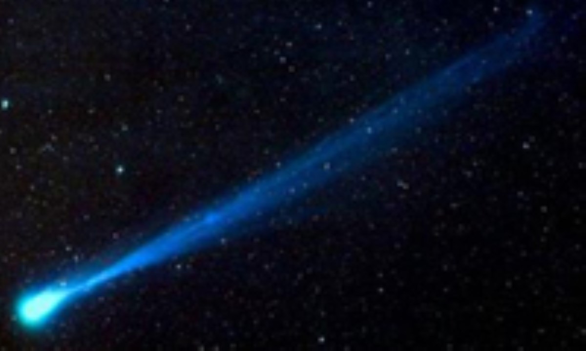 گذر دنباله داری از آسمان ایران در فروردین 92 / درخشندگی دنباله‌دار به اندازه ماه شب 14