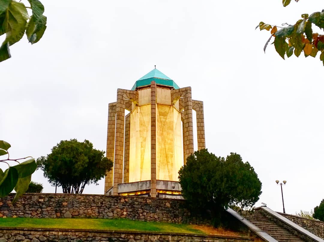 مقبره بابا طاهر