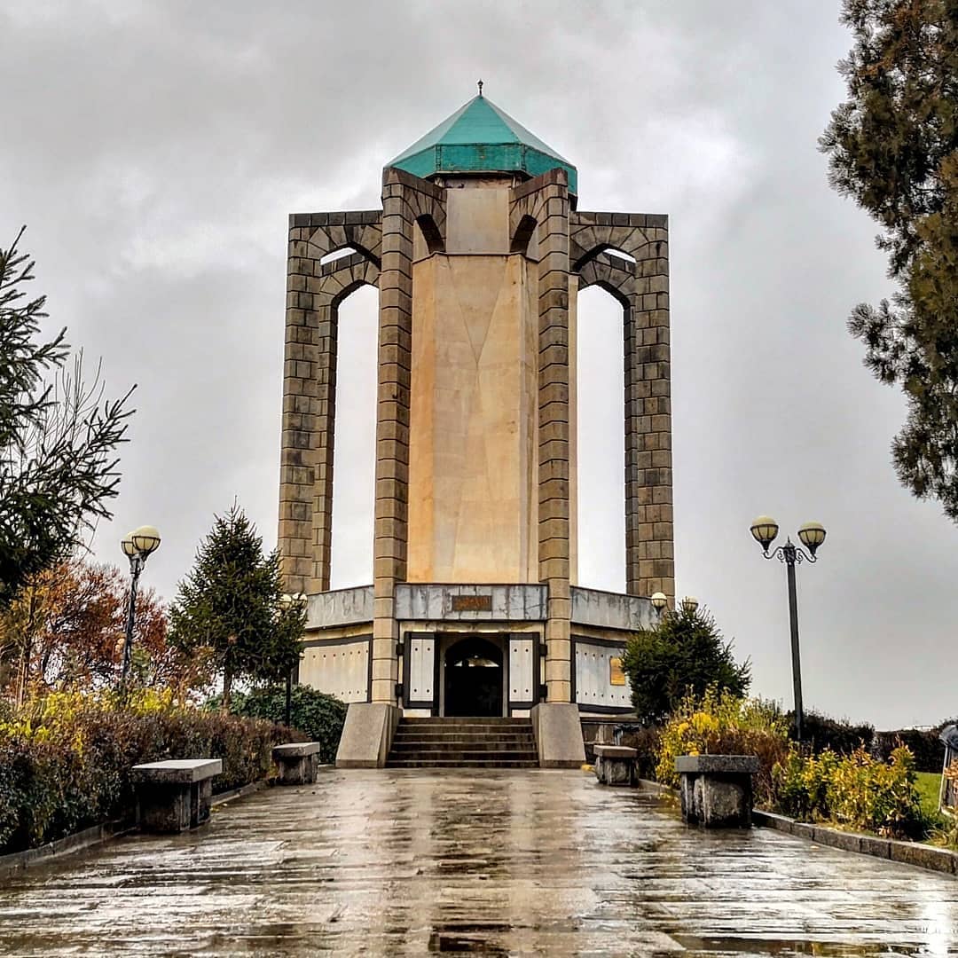 آرامگاه باباطاهر