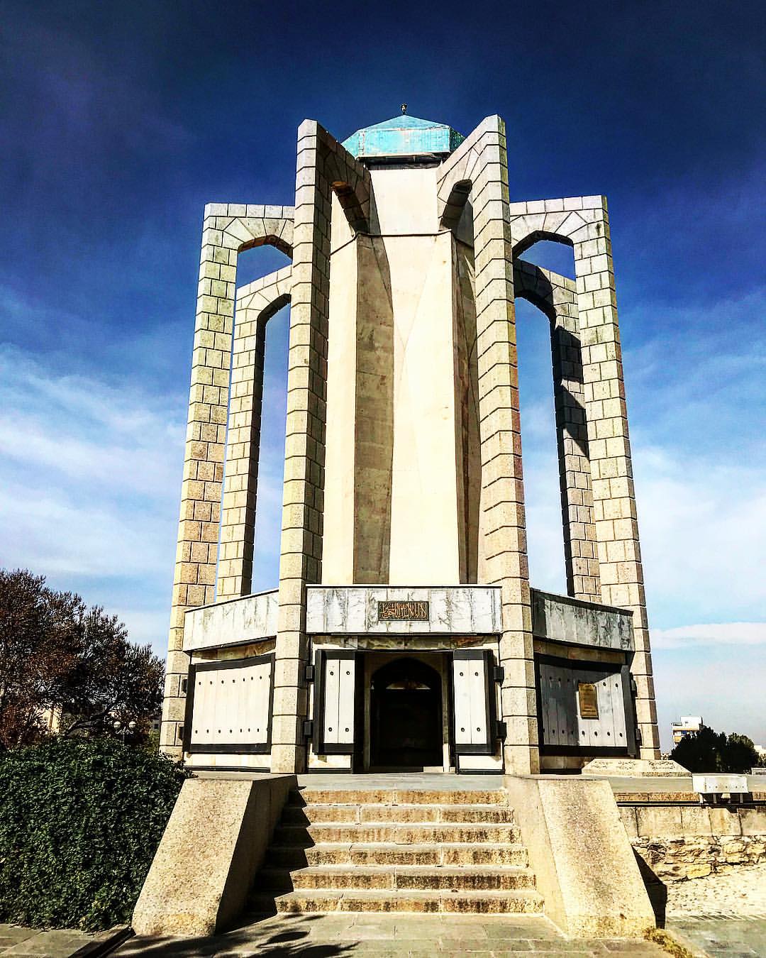 بنای مزار باباطاهر