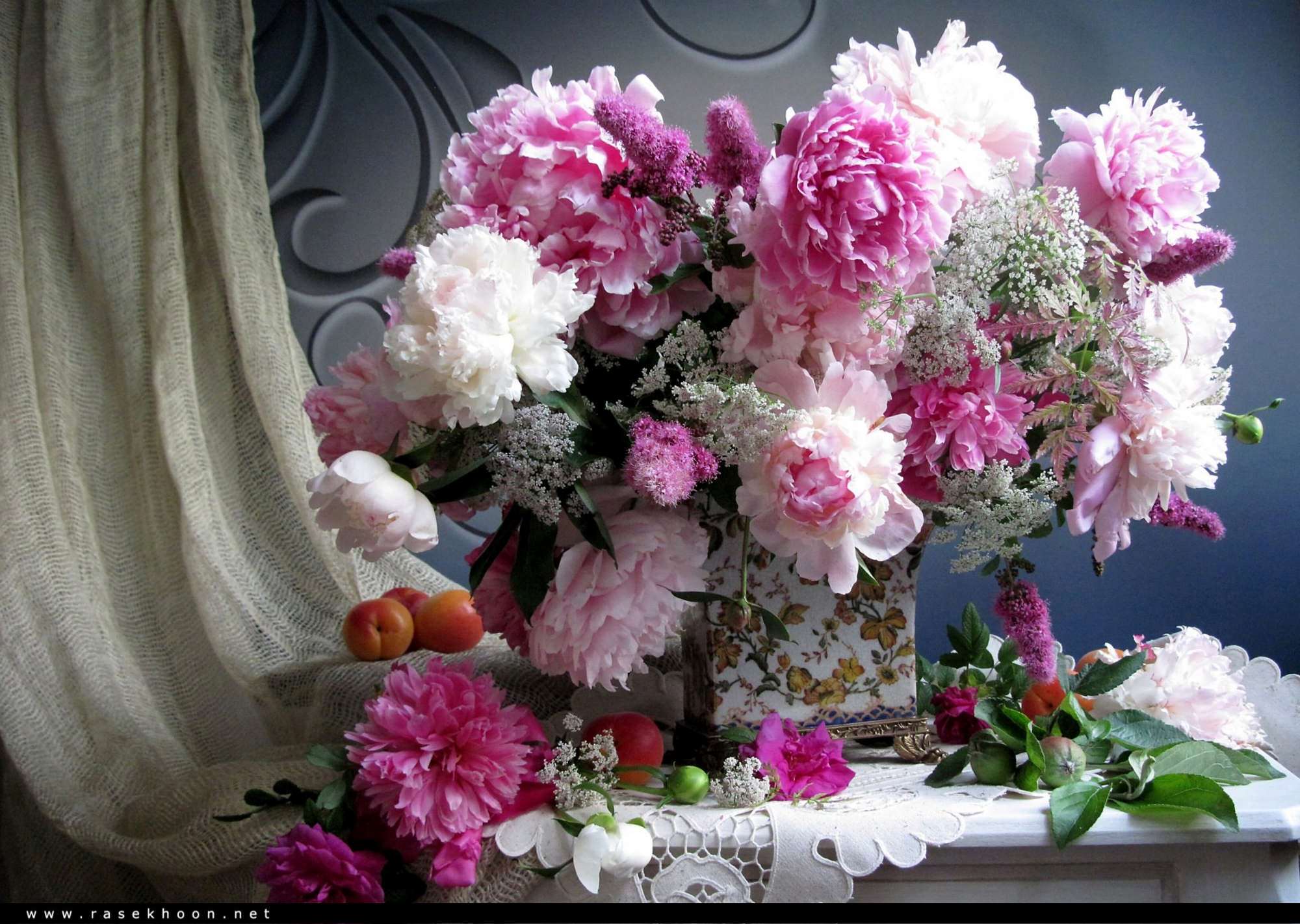 Картинка с цветами на столе. Букет "пионы и сирень". Хьюберт Белфис пионы хризантемы. Лю Янчжоу пионы.