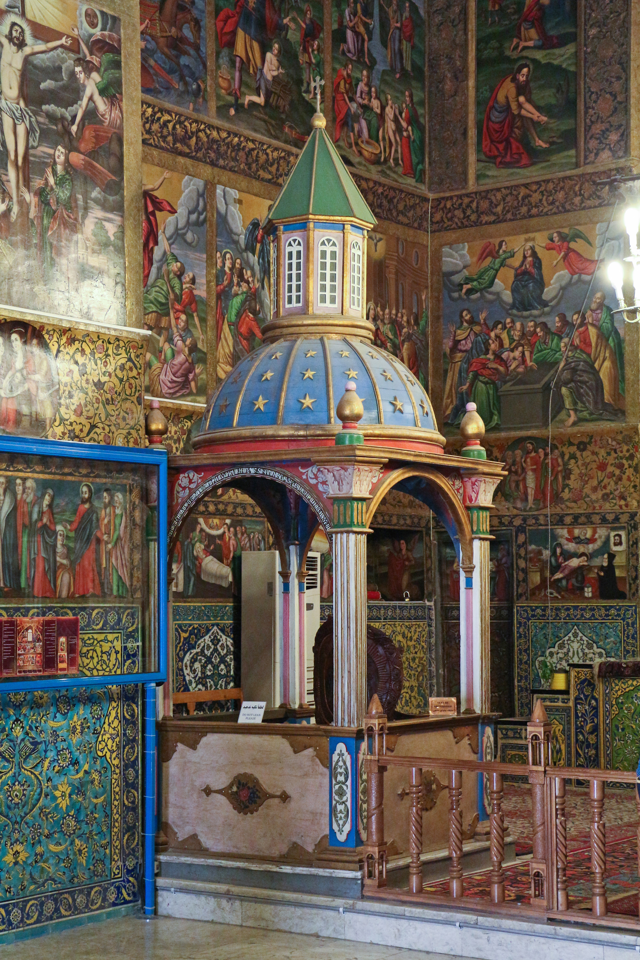 بخشی از معماری داخلی کلیسای وانک