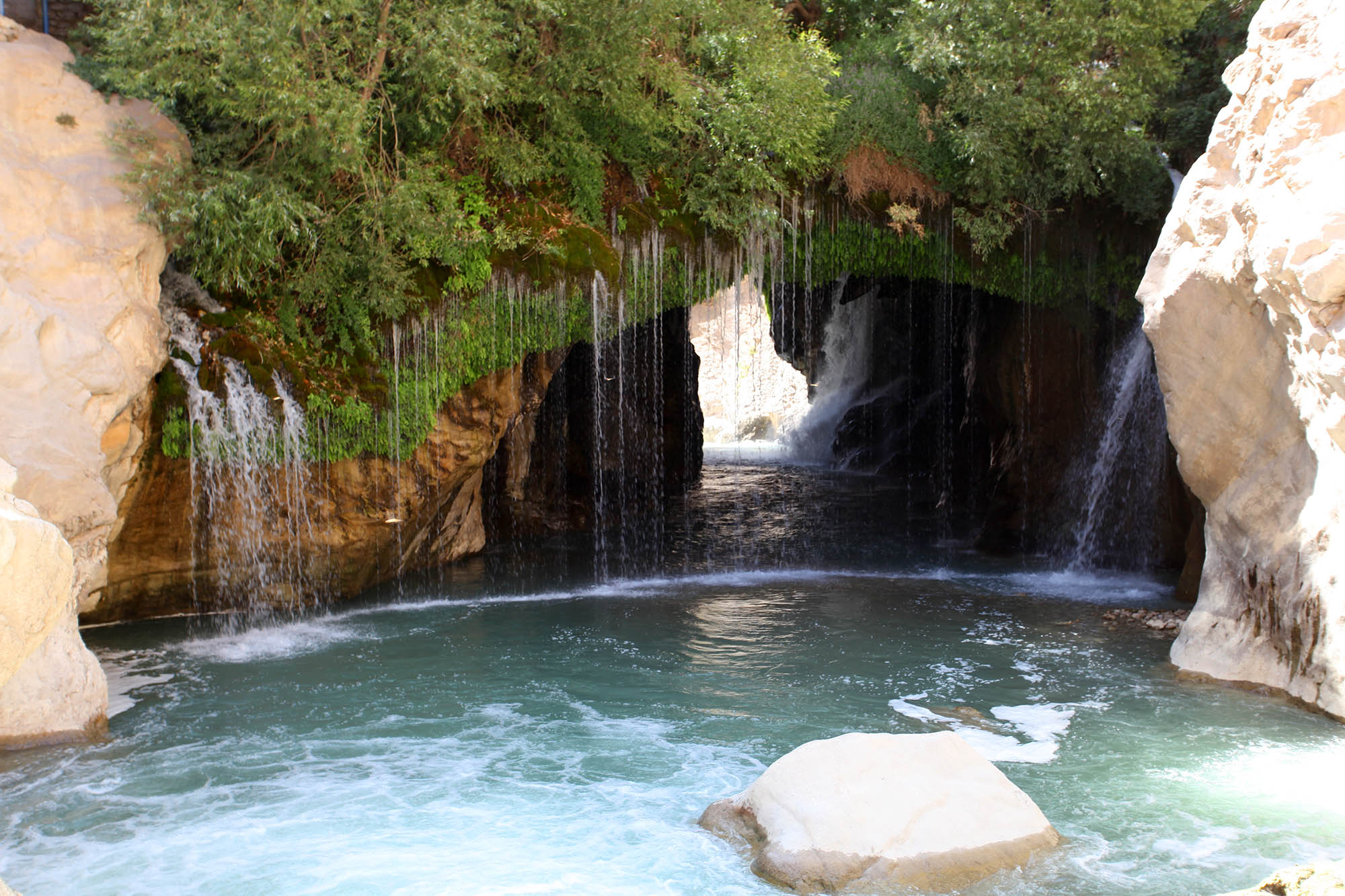 آبشار آب ملخ 