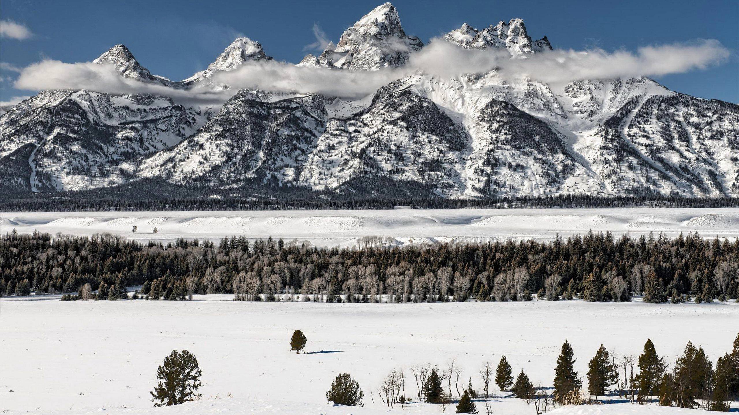 Snowy mountains. Гора Гранд Титон. Национальный парк Гранд-Титон, США. Белые горы, Вайоминг, США. Гора Гранд-Титон 4199 метров.