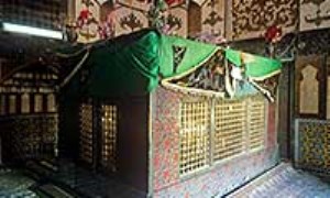 بررسی متون و تصاویر در سنگ مزارات امامزاده احمد اصفهان