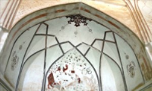 بررسی پنجره‌ی گچبری متعلق به بنای امامزادگان درب امام