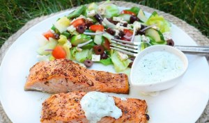 طرز تهیه غذای ملل ماهی سالمون به سبک یونانی با سس خیار