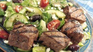 طرز تهیه غذای ملل  سالاد یونانی با کباب گوشت