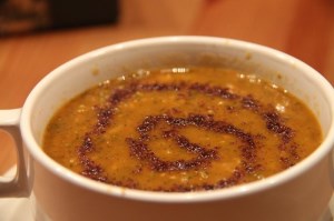 طرز تهیه غذای ملل سوپ عدس قرمز و سماق
