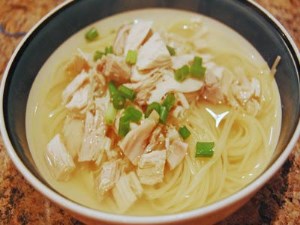 طرز تهیه غذای ملل سوپ نودل و مرغ پر ادویه(ژاپنی)