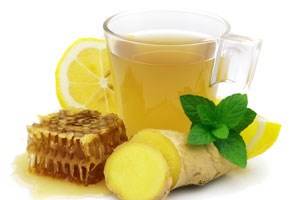 طرز تهیه نوشیدنی گرم چای زنجبیلی با عسل و لیمو