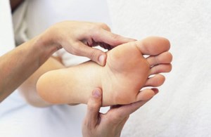 علت سوزش کف پا چیست؟ و درمان آن چه می باشد؟
