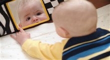 علت علاقه نوزادان به آینه چیست؟