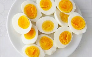 روش‌های درست کردن و تزیین تخم مرغ آبپز