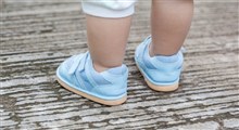 چگونه می توانم به کودک هشت ماهه خود کفش بپوشانم بدون آنکه گریه کند؟