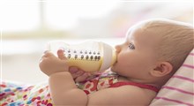 به چه علت کودک هشت ماهه من هنوز برای شیشه شیر خود گریه می کند؟