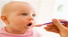 نشانه های حاکی از آمادگی کودک جهت تغذیه از مواد غذایی جامد چه می باشد؟