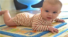 نوزاد در سه ماهگی چه کارهایی را می تواند انجام دهد؟