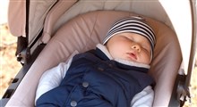 آیا به خواب نرفتن کودک هفت ماهه در روز و خوابیدن تنها به اندازه یک چرت کوتاه طبیعی است؟