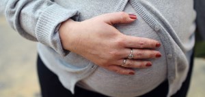 لاک زدن در بارداری ضرر دارد؟