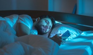 بررسی برخی از خطرات تلفن همراه در هنگام خواب