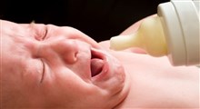 امتناع کودک پنج ماهه در قبول شیشه شیر بجای سینه مادر را چه باید کرد؟