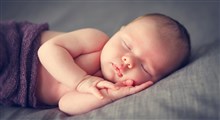 چرا باید نوزادان تازه متولد شده را برای تغذیه از خواب بیدار کرد؟