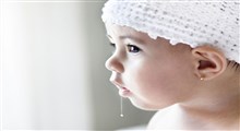 آیا جویدن دست و جاری شدن آب از دهان کودک چهار ماهه به معنای دندان درآوردن او است؟