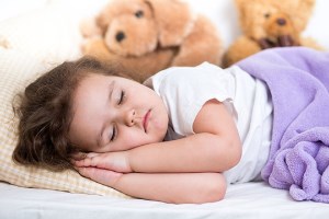 چرا کودکان در خواب عرق می کنند؟